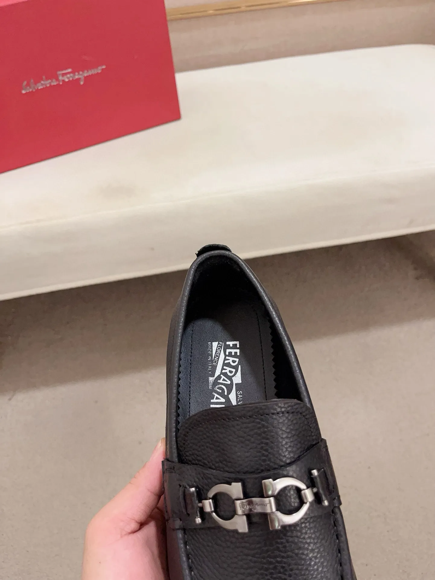 Men's shoes💰: 560💰 High version Ferragamo quality! 🆕🆕Exclusive hot-selling products in stock🔥🔥New products on the shelves, high-quality shoes, high-end driving shoes, with complete packaging! 💪 💪 Material: imported patented cowhide 🐂 + imported high-quality water-dyed cowhide lining + wear-resistant outsole 👍🏻👍🏻 Features: high-end and comfortable, purely handmade 🚀 🚀 Create the perfect shoes that suit you best 🔥 🔥 Size: (38-44) Can be customized 45 non-returnable!